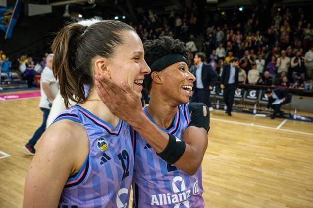 Basketball Berlin 25 10 2025 Season 2025 2026 Toyota DBBL 1 Bundesliga Women, Women Alba Berlin SYNTAINICS MBC Lena Gohlisch Alba, No 12 Deeshyra Thomas Alba, No 21