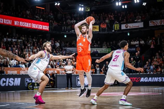 1 Basketball Bundesliga, easyCredit BBL, Season 2025 2026, Men, Main round, Matchday 5, 25 10 2025, RASTA Vechta Telekom Baskets Bonn Luc van Slooten 6 RASTA Vechta in action Vechta RASTA Dome Lower Saxony Germany