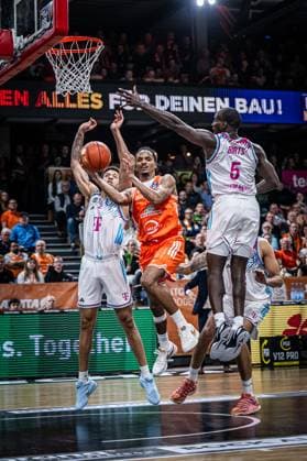 1 Basketball Bundesliga, easyCredit BBL, Season 2025 2026, Men, Main round, 5 Matchday, 25 10 2025, RASTA Vechta Telekom Baskets Bonn Alonzo Verge 11 RASTA Vechta in action Vechta RASTA Dome Lower Saxony Germany