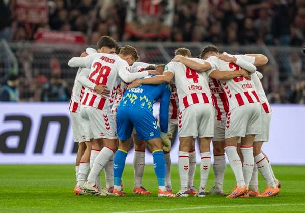 The 1 FC Köln team swears in for the match 25 10 2025, Football, 1 Bundesliga Borussia Dortmund 1 FC Köln in Dortmund, Signal Iduna Park DFL regulations prohibit any use of photographs as image sequences and or quasi video Copyright: HMBxMedia xMarcoxBader