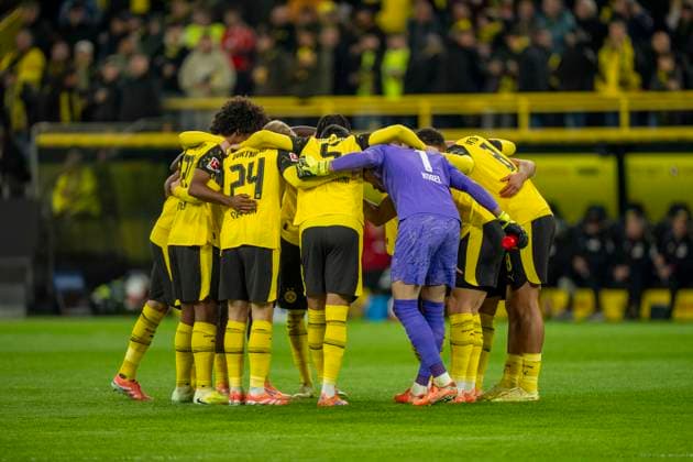 The Borussia Dortmund team swears in for the match 25 10 2025, Football, 1 Bundesliga Borussia Dortmund 1 FC Köln in Dortmund, Signal Iduna Park DFL regulations prohibit any use of photographs as image sequences and or quasi video Copyright: HMBxMedia xMarcoxBader