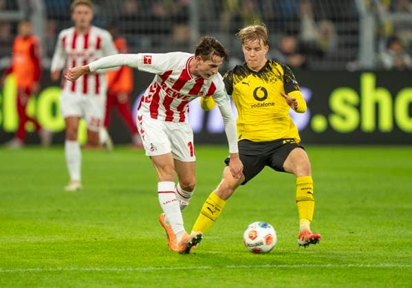 Duel between Jakub Kaminski 1 FC Koeln, 16 and Daniel SVENSSON Borussia Dortmund, 24 25 10 2025, Football, 1 Bundesliga Borussia Dortmund 1 FC Köln in Dortmund, Signal Iduna Park DFL regulations prohibit any use of photographs as image sequences and or quasi video Copyright: HMBxMedia xMarcoxBader