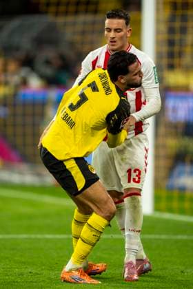 Ramy BENSEBAINI Borussia Dortmund, 5 lay on the ground Said El Mala 1 FC Koeln, 13 helps him on 25 10 2025, Football, 1 Bundesliga Borussia Dortmund 1 FC Köln in Dortmund, Signal Iduna Park DFL regulations prohibit any use of photographs as image sequences and or quasi video Copyright: HMBxMedia xMarcoxBader