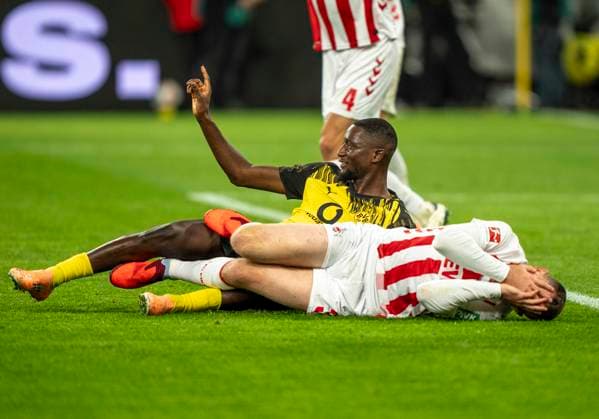 Dominique Heintz 1 FC Koeln, 3 is lying on the ground, holding his head Serhou GUIRASSY Borussia Dortmund, 9 waves off and indicates that he did not hit him 25 10 2025, Football, 1 Bundesliga Borussia Dortmund 1 FC Köln in Dortmund, Signal Iduna Park DFL regulations prohibit any use of photographs as image sequences and or quasi video Copyright: HMBxMedia xMarcoxBader
