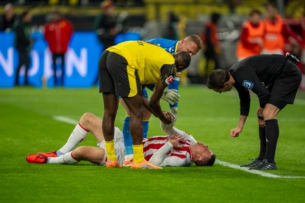 Dominique Heintz 1 FC Koeln, 3 lying on the ground Serhou GUIRASSY Borussia Dortmund, 9 Marvin Schwaebe 1 FC Koeln, 1 and Benjamin Brand DFB referees take care of him 25 10 2025, Football, 1 Bundesliga Borussia Dortmund 1 FC Köln in Dortmund, Signal Iduna Park DFL regulations prohibit any use of photographs as image sequences and or quasi video Copyright: HMBxMedia xMarcoxBader