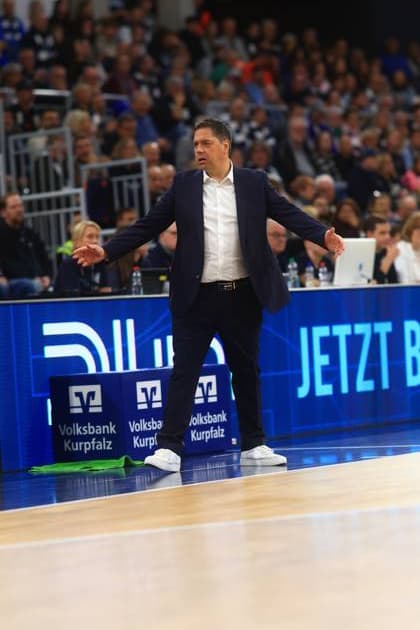 Coach on the touchline gives instructions easyCredit BBL MLP Academics Heidelberg - Fitness First Würzburg Baskets on 25 10 2025 at the SNP Dome, Heidelberg Coach on the touchline Copyright: xSpeedshotx