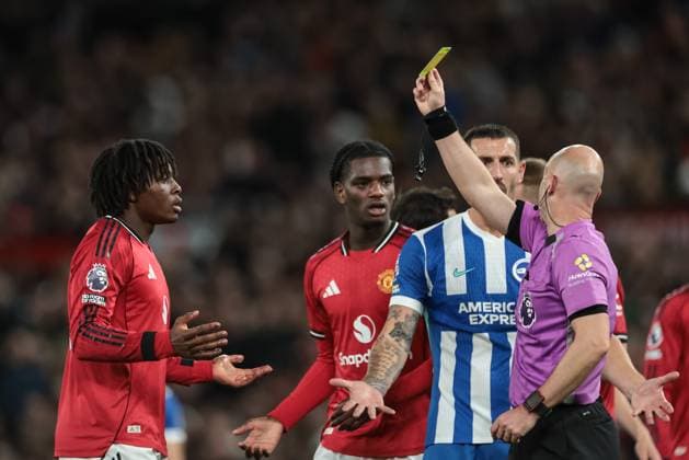 Premier League Manchester United, ManU v Brighton and Hove Albion Referee Anthony Taylor gives a yellow card to Patrick Dorgu of Manchester United and Lewis Dunk of Brighton & Hove Albion appeals for a red card during the Premier League match Manchester United vs Brighton and Hove Albion at Old Trafford, Manchester, United Kingdom, 25th October 2025 (Photo by Mark Cosgrove News Images) Manchester Old Trafford Greater Manchester United Kingdom Copyright: xMarkxCosgrove NewsxImagesx