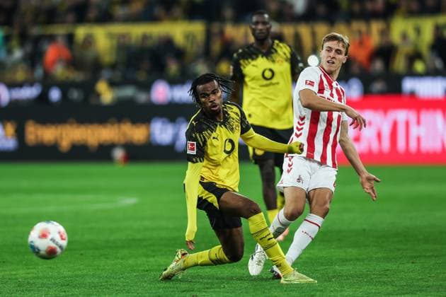 Sport, Football, Bundesliga Season 2025 2026 8 Matchday Borussia Dortmund 1 FC Köln 25 10 2025, SIGNAL IDUNA PARK Carney Chibueze Chukwuemeka Borussia Dortmund, 17 Timo Hübers 1 FC Köln, 4 Duel Dortmund SIGNAL IDUNA PARK North Rhine-Westphalia Germany