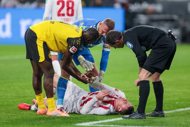 25 10 2025, 1 Bundesliga, Matchday 8, Borussia Dortmund 1 FC Köln, v l Serhou Guirassy Borussia Dortmund apologizes to Dominique Heintz 1 FC Köln , Dortmund Signal Iduna Park NRW Germany xRHR PHOTO DEx Copyright: DennisxEwert RHR-FOTOx RHR-FOTO DE