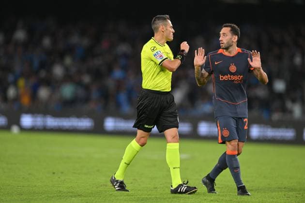 Foto IPP Roberto Ramaccia Napoli 25 10 2025 Campionato di Calcio Serie A 2025 2026 Napoli vs Inter Nella foto L arbitro Maurizio Mariani fa cenno a Hakan Calhanoglu di andarsene dopo aver assegnato un rigore al Napoli Italy Photo Press - World Copyright Napoli italy Italia ITALY  Copyright: xR4924_italyphotopressx