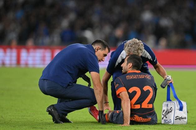 Foto IPP Roberto Ramaccia Napoli 25 10 2025 Campionato di Calcio Serie A 2025 2026 Napoli vs Inter Nella foto Henrikh Mkhitaryan a terra per infortunio Italy Photo Press - World Copyright Napoli italy Italia ITALY  Copyright: xR4924_italyphotopressx
