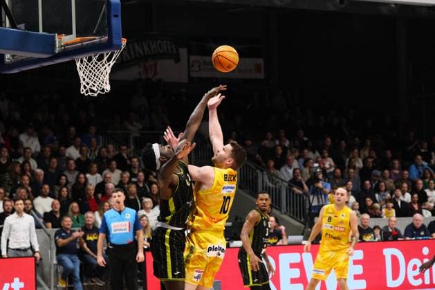 ProA Phoenix Hagen vs BBC Bayreuth Hagen 24 10 2025 Fabian Bleck Phoenix Hagen, 10, Forward defending a lay-up attempt Copyright: xBEAUTIFULxSPORTS Piepenstockx