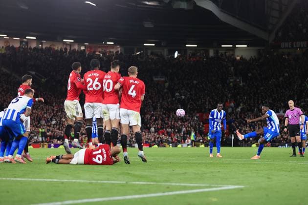 Fußball Premier League Manchester United gegen Brighton Hove Albion 25. Oktober 2025 Premier League Manchester United gegen Brighton Hove Albion Danny Welbeck von Brighton Hove Albion erzielt das erste Tor Foto Simon Stacpoole Abseits Manchester UK  Copyright: xSimonxStacpoolexOffside