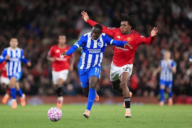 Fußball Premier League Manchester United gegen Brighton Hove Albion 25. Oktober 2025 Premier League Manchester United gegen Brighton Hove Albion Patrick Dorgu von Manchester United foult Yankuba Minteh von Brighton Hove Albion Foto Simon Stacpoole Abseits Manchester UK  Copyright: xSimonxStacpoolexOffside
