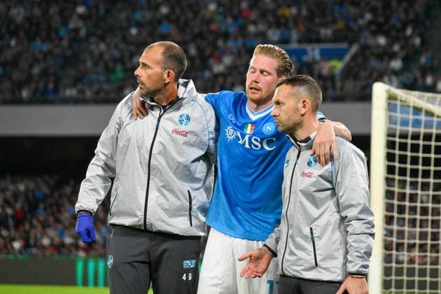 Foto IPP Roberto Ramaccia Napoli 25 10 2025 Campionato di Calcio Serie A 2025 2026 Napoli vs Inter Nella foto Kevin De Bruyne lascia il campo per infortunio muscolare alla gamba destra Italy Photo Press - World Copyright Napoli italy Italia ITALY  Copyright: xR4924_italyphotopressx