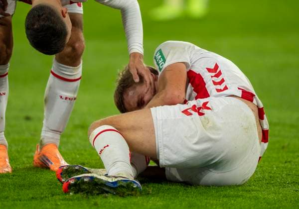 Timo Huebers 1 FC Koeln, 4 holds his knee in pain 25 10 2025, Fußball, 1 Bundesliga Borussia Dortmund 1 FC Köln in Dortmund, Signal Iduna Park DFL regulations prohibit any use of photographs as image sequences and or quasi video Copyright: HMBxMedia xMarcoxBader