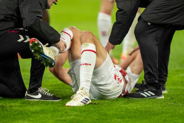 Timo Huebers 1 FC Koeln, 4 lies on the ground The knee is in an unnatural position 25 10 2025, Fußball, 1 Bundesliga Borussia Dortmund 1 FC Köln in Dortmund, Signal Iduna Park DFL regulations prohibit any use of photographs as image sequences and or quasi video Copyright: HMBxMedia xMarcoxBader