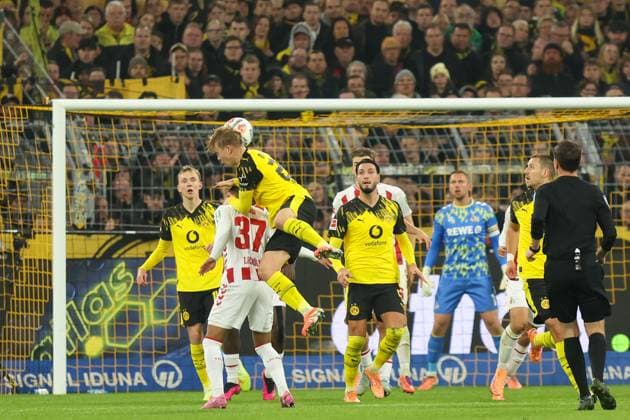 Header Daniel Svensson Borussia Dortmund, 24 GER, Borussia Dortmund vs 1 FC Koeln, Football, 1 Liga, Matchday 8, Season 2025 2026, 25 10 2025 DFL REGULATIONS PROHIBIT ANY USE OF PHOTOGRAPHS AS IMAGE SEQUENCES AND OR QUASI VIDEO GER, Borussia Dortmund vs 1 FC Koeln, Football, 1 Liga, Matchday 8, Season 2025 2026, 25 10 2025 Dortmund Copyright: xEibner-Pressefoto FrankxZeisingx EP_FZG
