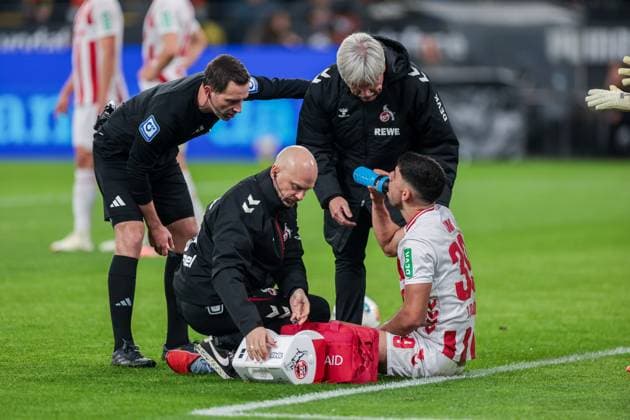 25 10 2025, 1 Bundesliga, Matchday 8, Borussia Dortmund 1 FC Köln, Cenk Özkacar 1 FC Köln gets short treatment, Dortmund Signal Iduna Park NRW Germany xRHR PHOTO DEx Copyright: DennisxEwert RHR-FOTOx RHR-FOTO DE