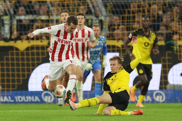 duel between Daniel Svensson Borussia Dortmund, 24 and Jakub Kaminski 1 FC Koeln, 16 GER, Borussia Dortmund vs 1 FC Koeln, Football, 1 Liga, Matchday 8, Season 2025 2026, 25 10 2025 DFL REGULATES PROHIBIT ANY USE OF PHOTOGRAPHS AS IMAGE SEQUENCES AND OR QUASI VIDEO GER, Borussia Dortmund vs 1 FC Koeln, Football, 1 Liga, Matchday 8, Season 2025 2026, 25 10 2025 Dortmund Copyright: xEibner-Pressefoto FrankxZeisingx EP_FZG