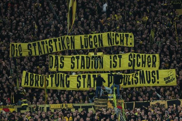 Sport, Football, Bundesliga Season 2025 2026 8 Matchday Borussia Dortmund 1 FC Köln 25 10 2025, SIGNAL IDUNA PARK Borussia Dortmund fans with a banner reading Die Statistik lügen nicht Das Stadion ist sicher Abrüstung satt Populismus Dortmund SIGNAL IDUNA PARK Nordrhein Westfalen Germany
