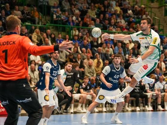 Luka Rogan SC DHfK Leipzig, 33 against keeper Christopher Rudeck Bergischer HC, 1 Bergischer HC vs SC DHfK Leipzig, Handball, 1 Bundesliga, Matchday 10, Season 2025 2026, 25 10 2025 Bergischer HC vs SC DHfK Leipzig, Handball, 1 Bundesliga, Matchday 10, Season 2025 2026, 25 10 2025 Wuppertal Copyright: xEibner-Pressefoto DamianxKruczynx EP_DKI
