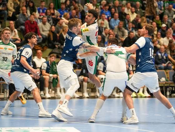 Ahmed Khairi SC DHfK Leipzig, 17 in a duel against Gerdas Babarskas Bergischer HC, 14 Bergischer HC vs SC DHfK Leipzig, Handball, 1 Bundesliga, Matchday 10, Season 2025 2026, 25 10 2025 Bergischer HC vs SC DHfK Leipzig, Handball, 1 Bundesliga, Matchday 10, Season 2025 2026, 25 10 2025 Wuppertal Copyright: xEibner-Pressefoto DamianxKruczynx EP_DKI