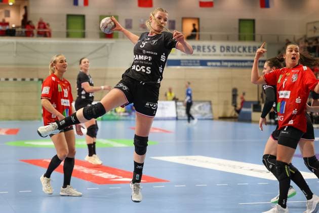 Naina Klein TuS Metzingen, 09 throws the ball, jump jumps, SV Union Halle Neustadt vs TuSsies Metzingen, Handball, 1 Womens Bundesliga, Matchday 6, Season 2025 2026, 25 10 2025, SV Union Halle Neustadt vs TuSsies Metzingen, Handball, 1 Womens Bundesliga, Matchday 6, Season 2025 2026, 25 10 2025 Halle Saale Copyright: xEibner-Pressefoto LauraxRoemerx EP_LRR