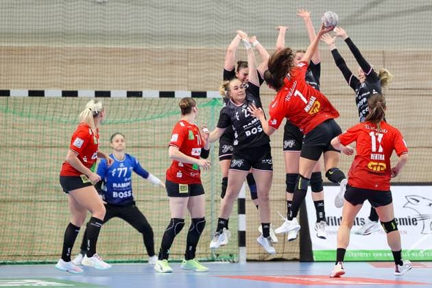 Svenja Demmel TuS Metzingen, 21 and team to block against Lynn Molenaar SV Union Halle Neustadt, 07 , SV Union Halle Neustadt vs TuSsies Metzingen, Handball, 1 Womens Bundesliga, Matchday 6, Season 2025 2026, 25 10 2025, SV Union Halle Neustadt vs TuSsies Metzingen, Handball, 1 Womens Bundesliga, Matchday 6, Season 2025 2026, 25 10 2025 Halle Saale Copyright: xEibner-Pressefoto LauraxRoemerx EP_LRR