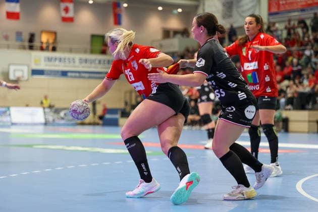 Sabrina Troester TuS Metzingen, 07 haelt Lilli Roepcke SV Union Halle Neustadt, 25 , SV Union Halle Neustadt vs TuSsies Metzingen, Handball, 1 Frauen Bundesliga, 6 Spieltag, Saison 2025 2026, 25 10 2025, SV Union Halle Neustadt vs TuSsies Metzingen, Handball, 1 Frauen Bundesliga, 6 Spieltag, Saison 2025 2026, 25 10 2025 Halle Saale Copyright: xEibner-Pressefoto LauraxRoemerx EP_LRR
