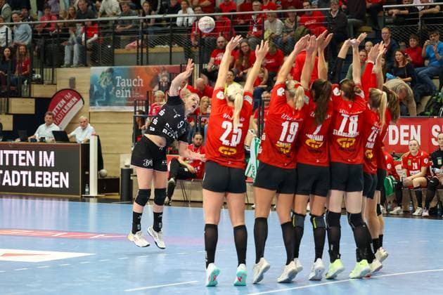 Naina Klein TuS Metzingen, 09 free throw against wall around Lilli Roepcke SV Union Halle Neustadt, 25 , Lea Gruber SV Union Halle Neustadt, 19 , SV Union Halle Neustadt vs TuSsies Metzingen, Handball, 1 Womens Bundesliga, Matchday 6, Season 2025 2026, 25 10 2025, SV Union Halle Neustadt vs TuSsies Metzingen, Handball, 1 Womens Bundesliga, Matchday 6, Season 2025 2026, 25 10 2025 Halle Saale Copyright: xEibner-Pressefoto LauraxRoemerx EP_LRR