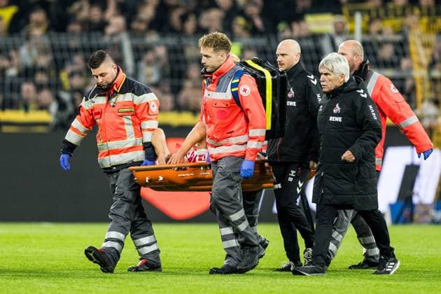 1 Soccer Bundesliga Borussia Dortmund vs 1 FC Koeln, 25 10 2025 DORTMUND, GERMANY OCTOBER 25 Timo Huebers Hübers, Hubers, 1 FC Koeln, 4 is being carried off the pitch by medical staff after injury during the Bundesliga match between Borussia Dortmund vs 1 FC Koeln at Signal Iduna Park on matchday 8 of the 1 Fussball Bundesliga on October 25, 2025 in Dortmund, Germany DFL REGULATIONS PROHIBIT ANY USE OF PHOTOGRAPHS AS IMAGE SEQUENCES AND OR QUASI VIDEO Copyright: xBEAUTIFULxSPORTS Wunderlx