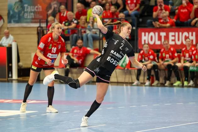 Selina Lindemann TuS Metzingen, 02 for penalty throw, 7 meters, throws the ball , SV Union Halle Neustadt vs TuSsies Metzingen, Handball, 1 Womens Bundesliga, Matchday 6, Season 2025 2026, 25 10 2025, SV Union Halle Neustadt vs TuSsies Metzingen, Handball, 1 Womens Bundesliga, Matchday 6, Season 2025 2026, 25 10 2025 Halle Saale Copyright: xEibner-Pressefoto LauraxRoemerx EP_LRR