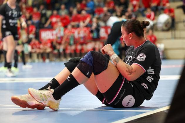 Gabriela Bitolo TuS Metzingen, 22 goes down, SV Union Halle Neustadt vs TuSsies Metzingen, Handball, 1 Womens Bundesliga, Matchday 6, Season 2025 2026, 25 10 2025, SV Union Halle Neustadt vs TuSsies Metzingen, Handball, 1 Womens Bundesliga, Matchday 6, Season 2025 2026, 25 10 2025 Halle Saale Copyright: xEibner-Pressefoto LauraxRoemerx EP_LRR