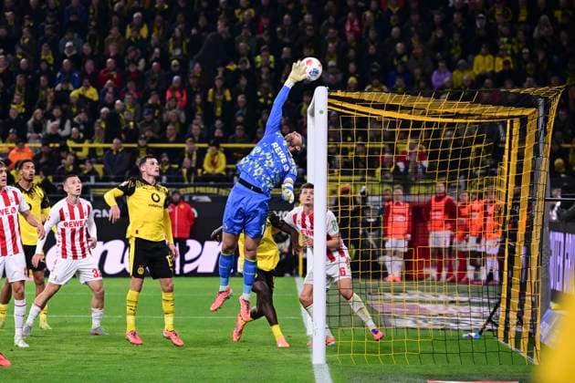 Marvin Schwäbe 1 FC Köln, 1 , Borussia Dortmund vs 1 FC Koeln, Football, 1 Bundesliga, 08 Matchday, 25 10 2025 DFB regulations prohibit any use of photographs as image sequences and or quasi video Dortmund Nordrhein Westfalen Germany Copyright: xkolbert-press MarcxNiemeyerx