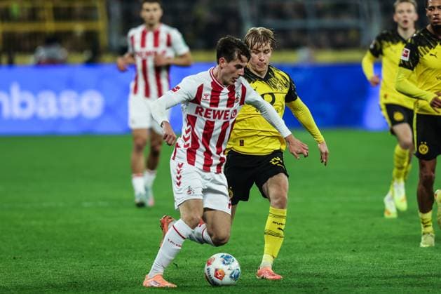 Sport, Football, Bundesliga Season 2025 2026 8 Matchday Borussia Dortmund 1 FC Köln 25 10 2025, SIGNAL IDUNA PARK Jakub Kaminski 1 FC Köln, 16 Daniel Svensson Borussia Dortmund, 24 Duel Dortmund SIGNAL IDUNA PARK North Rhine-Westphalia Germany