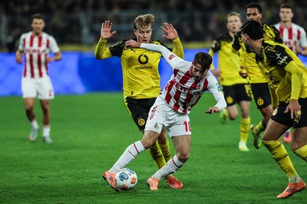 Sport, Football, Bundesliga Season 2025 2026 8 Matchday Borussia Dortmund 1 FC Köln 25 10 2025, SIGNAL IDUNA PARK Daniel Svensson Borussia Dortmund, 24 Jakub Kaminski 1 FC Köln, 16 Duel Dortmund SIGNAL IDUNA PARK North Rhine-Westphalia Germany