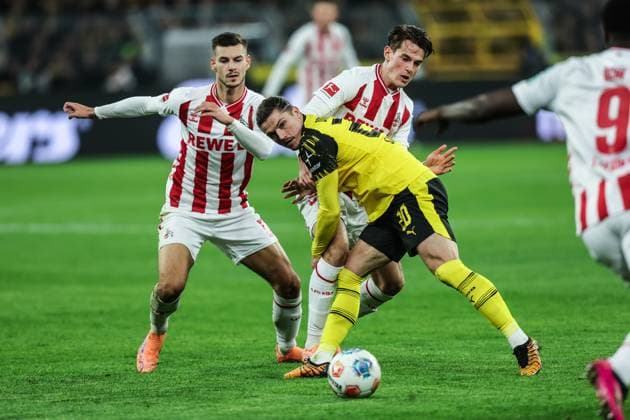 Sport, Football, Bundesliga Season 2025 2026 8 Matchday Borussia Dortmund 1 FC Köln 25 10 2025, SIGNAL IDUNA PARK Jakub Kaminski 1 FC Köln, 16 Marcel Sabitzer Borussia Dortmund, 20 Duel Dortmund SIGNAL IDUNA PARK North Rhine-Westphalia Germany