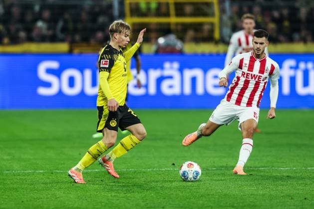Sport, Football, Bundesliga Season 2025 2026 8 Matchday Borussia Dortmund 1 FC Köln 25 10 2025, SIGNAL IDUNA PARK Daniel Svensson Borussia Dortmund, 24 Tom Krauß 1 FC Köln, 5 Dortmund SIGNAL IDUNA PARK North Rhine-Westphalia Germany