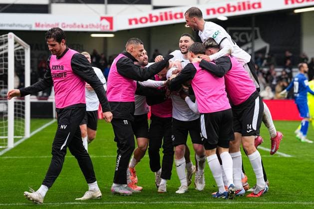 25 10 2025, xydrx, Soccer, 3 Liga, SC Verl SSV Ulm 1846, Season 2025 2026, Sportclub Arena Goal celebration after the goal to 4 0 for SC Verl by scorer Dennis Waidner SC Verl 8 together with Chilohem Onuoha SC Verl 27 and Fabian Wessig SC Verl 18 and Chilohem Onuoha SC Verl 27 and the substitutes DFB regulations prohibit any use of photographs as image sequences and or quasi video Nordrhein Westfahlen Germany