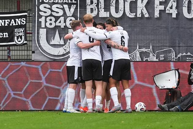 25 10 2025, xydrx, Football, 3 Liga, SC Verl SSV Ulm 1846, Season 2025 2026, Sportclub Arena Goal celebration after the goal to 1 0 for SC Verl by scorer Berkan Taz SC Verl 10 together with Oualid Mhamdi SC Verl 20 and Timur Gayret SC Verl 30 and Joshua Chima Eze SC Verl 6 DFB regulations prohibit any use of photographs as image sequences and or quasi video Nordrhein Westfahlen Germany