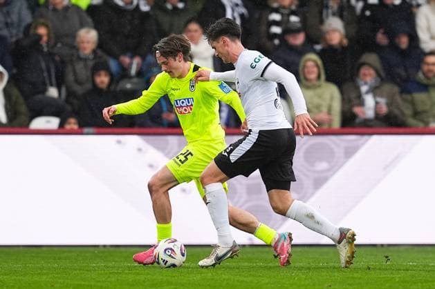25 10 2025, xydrx, Football, 3 Liga, SC Verl SSV Ulm 1846, Season 2025 2026, Sportclub Arena Elias Loeder SSV Ulm 1846 25 in duel against Martin Ens SC Verl 5 DFB regulations prohibit any use of photographs as image sequences and or quasi video Nordrhein Westfahlen Germany