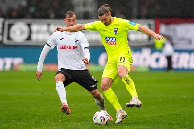 25 10 2025, xydrx, Fußball, 3 Liga, SC Verl SSV Ulm 1846, Saison 2025 2026, Sportclub Arena Michel Stoecker SC Verl 24 im Zweikampf gegen Dennis Chessa SSV Ulm 1846 11 DFB regulations prohibit any use of photographs as image sequences and or quasi video Nordrhein Westfahlen Germany