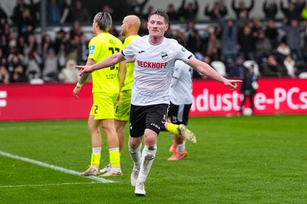 25 10 2025, xydrx, Fußball, 3 Liga, SC Verl SSV Ulm 1846, Saison 2025 2026, Sportclub Arena Torjubel nach dem Tor zum 4 0 für den SC Verl durch Torschütze Dennis Waidner SC Verl 8 DFB regulations prohibit any use of photographs as image sequences and or quasi video Nordrhein Westfahlen Germany