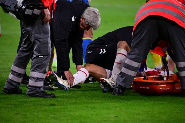 Injury Timo Hübers 1 FC Köln, 4 , Borussia Dortmund vs 1 FC Koeln, Football, 1 Bundesliga, 08 Matchday, 25 10 2025 DFB regulations prohibit any use of photographs as image sequences and or quasi video Dortmund Nordrhein Westfalen Germany Copyright: xkolbert-press MarcxNiemeyerx
