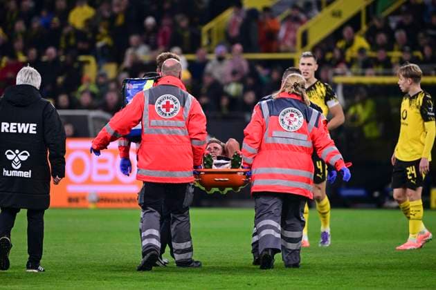 Injury Timo Hübers 1 FC Köln, 4 , Borussia Dortmund vs 1 FC Koeln, Football, 1 Bundesliga, 08 Matchday, 25 10 2025 DFB regulations prohibit any use of photographs as image sequences and or quasi video Dortmund Nordrhein Westfalen Germany Copyright: xkolbert-press MarcxNiemeyerx