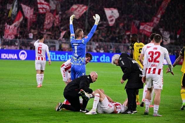 Injury Timo Hübers 1 FC Köln, 4 , Borussia Dortmund vs 1 FC Koeln, Football, 1 Bundesliga, 08 Matchday, 25 10 2025 DFB regulations prohibit any use of photographs as image sequences and or quasi video Dortmund Nordrhein Westfalen Germany Copyright: xkolbert-press MarcxNiemeyerx