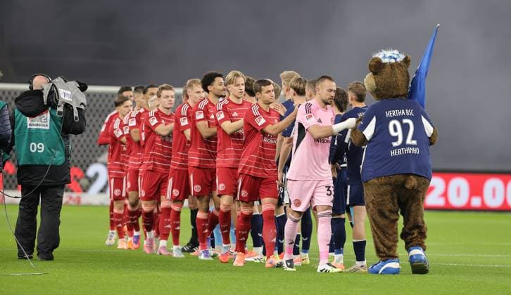 Welcoming the teams before the start of the match Sport Soccer Football DFL 2 Bundesliga Men 10 Matchday Season 2025 2026 25 10 2025 Hertha BSC Berlin vs Fortuna Düsseldorf DFL regulations prohibit any use of photographs as image sequences and or quasi video