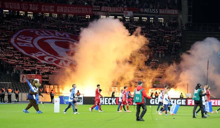 Pyrotechnics, Bengalos, fireworks in the Düsseldorf fan block at the teams run-in Sport Football Soccer DFL 2 Bundesliga Men 10 Matchday Season 2025 2026 25 10 2025 Hertha BSC Berlin vs Fortuna Düsseldorf DFL regulations prohibit any use of photographs as image sequences and or quasi video
