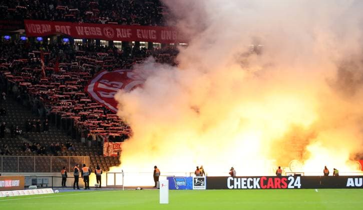 Pyrotechnics, Bengalos, fireworks in the Düsseldorf fan block at the teams run-in Sport Football Soccer DFL 2 Bundesliga Men 10 Matchday Season 2025 2026 25 10 2025 Hertha BSC Berlin vs Fortuna Düsseldorf DFL regulations prohibit any use of photographs as image sequences and or quasi video